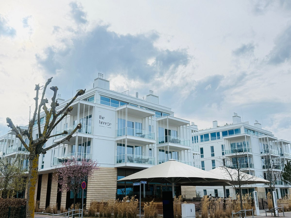 the breeze Hotel